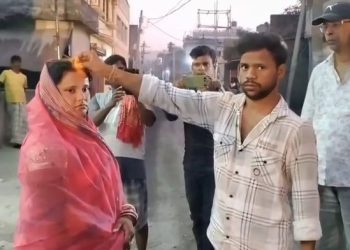 दो बच्चों की मां 13 साल छोटे युवक के प्यार मेें पागल-पति ने खुद करा दी शादी