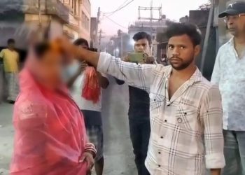 दो बच्चों की मां 13 साल छोटे युवक के प्यार मेें पागल-पति ने खुद करा दी शादी