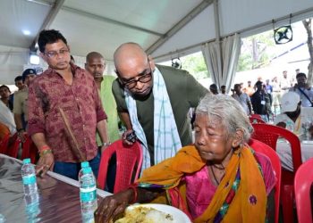 रूपी सोरेन के संस्कार भोज में शामिल होने नेमरा पहुंचे हजारों लोग, सीएम हेमंत सोरेन ने संभाली व्यवस्था 3 रूपी सोरेन के संस्कार भोज में शामिल होने नेमरा पहुंचे हजारों लोग, सीएम हेमंत सोरेन ने संभाली व्यवस्था