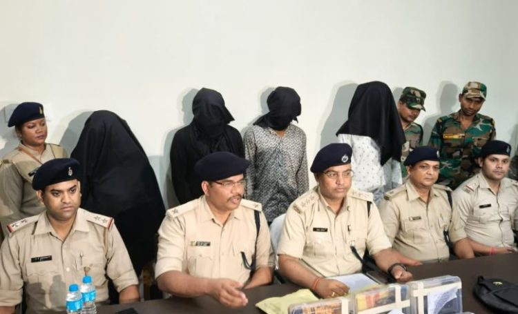 Ranchi Breaking: तुपुदाना महिला हत्याकांड मामले में बड़ा खुलासा, चार आरोपी गिरफ्तार 1 Ranchi Breaking: तुपुदाना महिला हत्याकांड मामले में बड़ा खुलासा, चार आरोपी गिरफ्तार