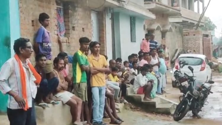 साहेबगंज बस्ती में सनसनीखेज हत्या, वार्ड सदस्य के पति की घर में घुसकर धारदार हथियार से हत्या