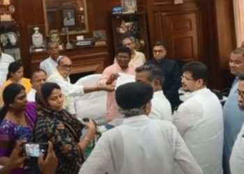 TMC Political Crisis: टीएमसी में सबसे बड़ी बगावत, 58 विधायकों ने ममता का साथ छोड़ बनाया अलग गुट