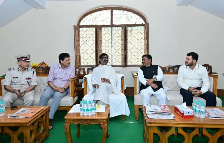 हेमंत सोरेन की मां रूपी सोरेन को श्रद्धांजलि देने नेमरा पहुंचे नेता और अधिकारी
