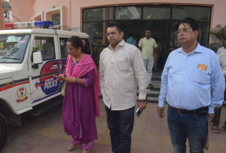 धनबाद उपायुक्त के आदेश पर डॉक्टर मिहिर के खिलाफ प्राथमिकी दर्ज, फर्जी हस्ताक्षर से लाइसेंस लेने का आरोप
