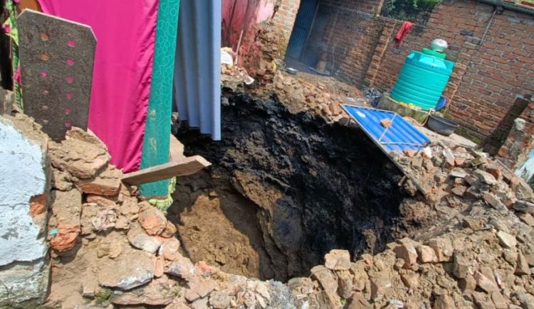 Breaking News: लोयाबाद 7 नंबर मुस्लिम मोहल्ला में भू-धंसान, एक घर जमींदोज
