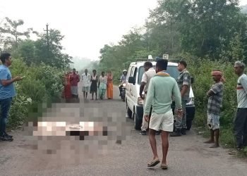 धनबाद में बरोरा-चिटाही मार्ग पर मिला लहूलुहान शव: चेहरा बुरी तरह कुचला; जांच में जुटी पुलिस