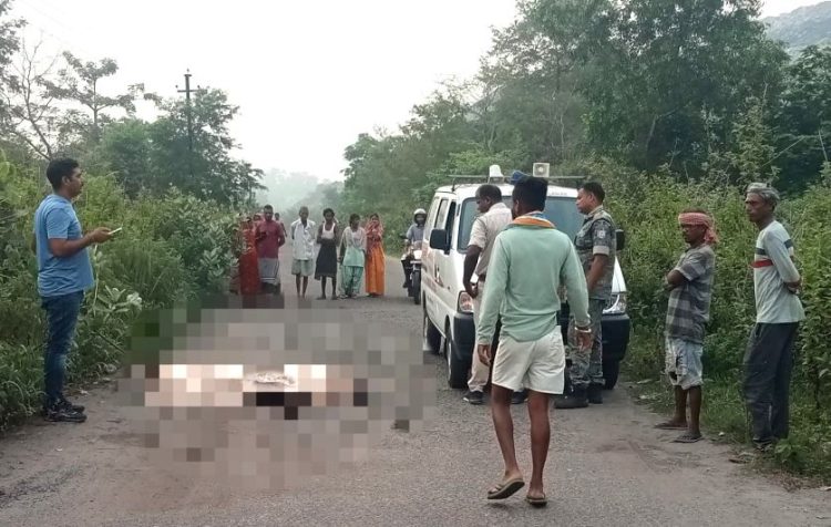 धनबाद में बरोरा-चिटाही मार्ग पर मिला लहूलुहान शव: चेहरा बुरी तरह कुचला; जांच में जुटी पुलिस