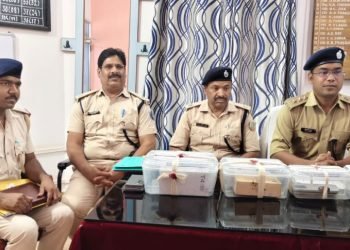 दीवार तोड़कर ऐसे उड़ाता था स्मार्टफोन, चोरी की मोबाइल के साथ शातिर नाबालिग गिरफ्तार