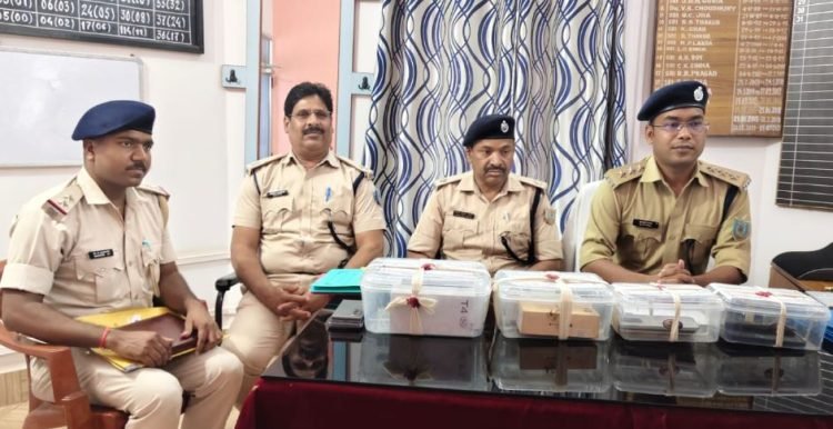 दीवार तोड़कर ऐसे उड़ाता था स्मार्टफोन, चोरी की मोबाइल के साथ शातिर नाबालिग गिरफ्तार