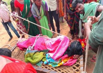 गिरिडीह में खाट पर एंबुलेंस! प्रसव पीड़ा से तड़पती महिला को 4 किलोमीटर पैदल लेकर चले ग्रामीण
