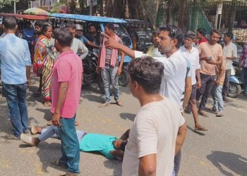 ई-रिक्शा चालकों का फूटा गुस्सा, ट्रैफिक थाना के पास सड़क जाम कर किया प्रदर्शन