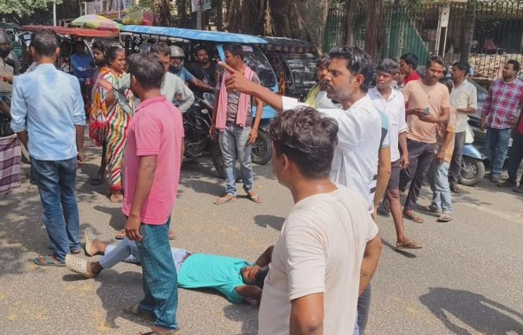 ई-रिक्शा चालकों का फूटा गुस्सा, ट्रैफिक थाना के पास सड़क जाम कर किया प्रदर्शन 1 ई-रिक्शा चालकों का फूटा गुस्सा, ट्रैफिक थाना के पास सड़क जाम कर किया प्रदर्शन