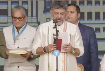 Breaking News: संविधान हाथ में लेकर डीके शिवकुमार ने ली सीएम पद की शपथ, 12 मंत्री बने