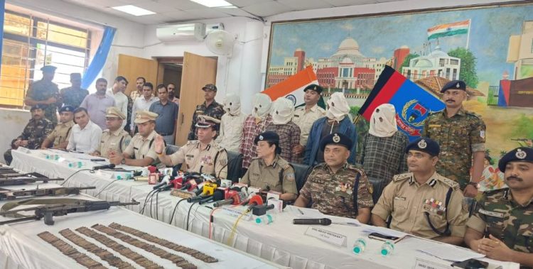 ऑपरेशन 'दौरा पहाड़' की बड़ी कामयाबी, 2 करोड़ ईनामी नक्सली मिसिर उर्फ सागर उर्फ भास्कर समेत 5 गिरफ्तार 1 ऑपरेशन ‘दौरा पहाड़’ की बड़ी कामयाबी, 2 करोड़ ईनामी नक्सली मिसिर उर्फ सागर उर्फ भास्कर समेत 5 गिरफ्तार