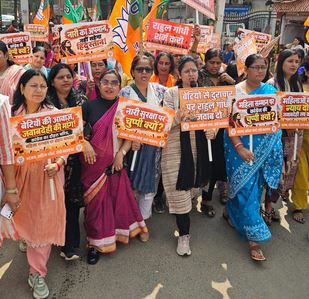 जेएनयू प्रकरण पर कांग्रेस भवन के बाहर भाजपा महिला मोर्चा का प्रदर्शन, सीमा सिंह ने उठाए सवाल 1 जेएनयू प्रकरण पर कांग्रेस भवन के बाहर भाजपा महिला मोर्चा का प्रदर्शन, सीमा सिंह ने उठाए सवाल