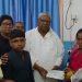 ड्यूटी के दौरान सुरक्षा गार्ड की मौत, विधायक ने परिजनों को सौंपी 5 लाख की सहायता 10 ड्यूटी के दौरान सुरक्षा गार्ड की मौत, विधायक ने परिजनों को सौंपी 5 लाख की सहायता