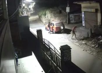 दुर्गापुर में तृणमूल कार्यकर्ताओं के घरों पर पथराव-भाजपा पर लगा आरोप, CCTV फुटेज आया सामने 3 दुर्गापुर में तृणमूल कार्यकर्ताओं के घरों पर पथराव-भाजपा पर लगा आरोप, CCTV फुटेज आया सामने