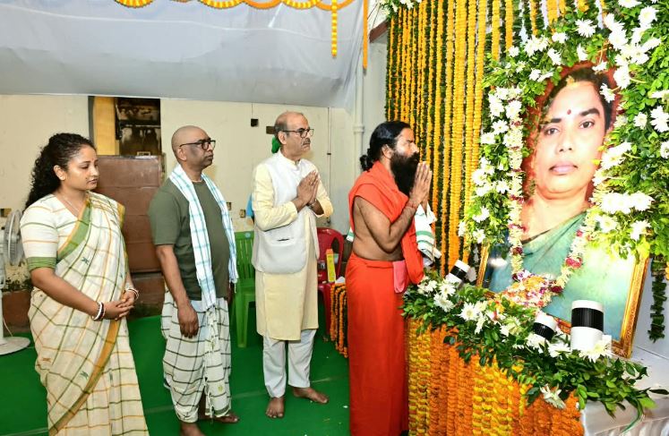 रूपी सोरेन के निधन पर बाबा रामदेव ने जताई संवेदना, नेमरा जाकर दी श्रद्धांजलि 1 रूपी सोरेन के निधन पर बाबा रामदेव ने जताई संवेदना, नेमरा जाकर दी श्रद्धांजलि
