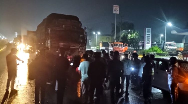 धनबाद में भीषण सड़क हादसा-अज्ञात वाहन ने मारी टक्कर, दो दोस्तों की दर्दनाक मौत 1 धनबाद में भीषण सड़क हादसा-अज्ञात वाहन ने मारी टक्कर, दो दोस्तों की दर्दनाक मौत
