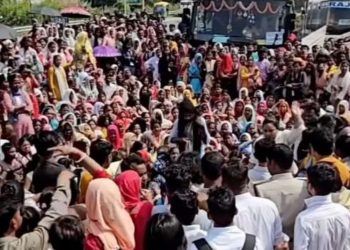 रांची-टाटा NH-33 सड़क जाम-महिला कामगारों का भारी प्रदर्शन से वाहनों की कतार 3 रांची-टाटा NH-33 सड़क जाम-महिला कामगारों का भारी प्रदर्शन से वाहनों की कतार