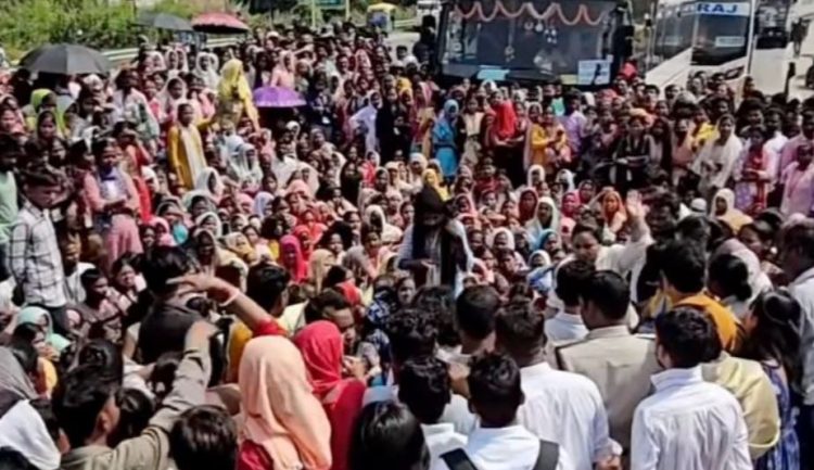 रांची-टाटा NH-33 सड़क जाम-महिला कामगारों का भारी प्रदर्शन से वाहनों की कतार