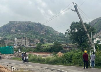हादसे को बड़ा न्योता! बोड़ेया रोड-भरमटोली बरियातू रोड पर आधी झुकी बिजली का पोल