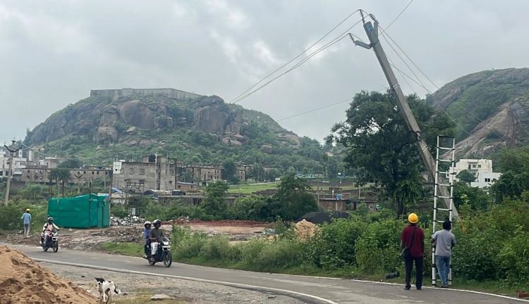 हादसे को बड़ा न्योता! बोड़ेया रोड-भरमटोली बरियातू रोड पर आधी झुकी बिजली का पोल