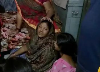 काम से लौटी मां ने खोला दरवाजा, फंदे से लटका मिला जवान बेटे का शव