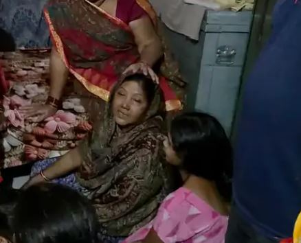 काम से लौटी मां ने खोला दरवाजा, फंदे से लटका मिला जवान बेटे का शव 1 काम से लौटी मां ने खोला दरवाजा, फंदे से लटका मिला जवान बेटे का शव