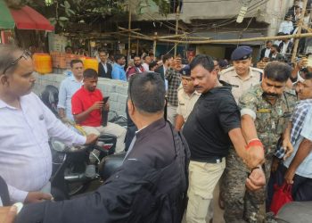 आरोपी को पकड़ने पहुंची पुलिस पर अधिवक्ता से मारपीट का आरोप