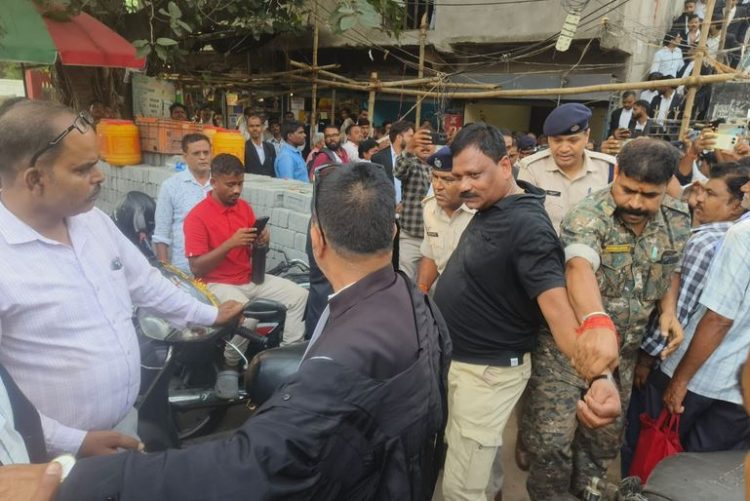 आरोपी को पकड़ने पहुंची पुलिस पर अधिवक्ता से मारपीट का आरोप