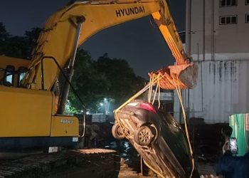 रांची में राज हॉस्पिटल के पास बड़ा हादसा टला-मिट्टी धंसने से गड्ढे में गिरीं कई गाड़ियां