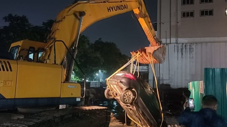 रांची में राज हॉस्पिटल के पास बड़ा हादसा टला-मिट्टी धंसने से गड्ढे में गिरीं कई गाड़ियां 1 रांची में राज हॉस्पिटल के पास बड़ा हादसा टला-मिट्टी धंसने से गड्ढे में गिरीं कई गाड़ियां