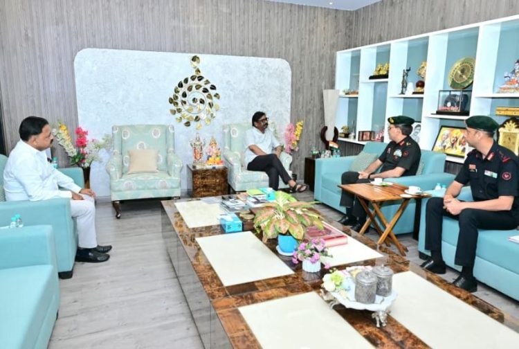 सीएम हेमंत सोरेन से जनरल सज्जन सिंह मान और कर्नल हेमचंद्रा ने की मुलाकात