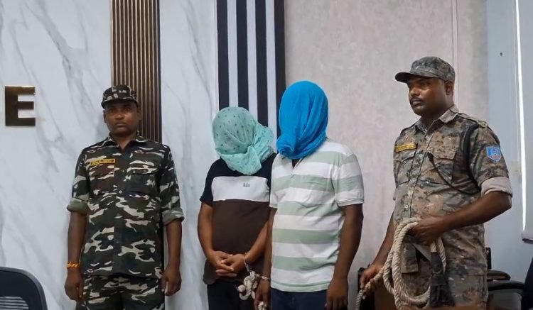 धनबाद में प्रिंस खान गैंग की बड़ी साजिश नाकाम, दो बदमाश हथियार व जिंदा बम के साथ गिरफ्तार