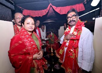 सीएम हेमंत सोरेन ने पत्नी कल्पना संग दिवड़ी मंदिर में की पूजा-अर्चना