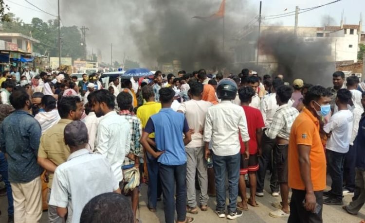Breaking News: रातू में युवक की पीटकर हत्या मामले में दूसरा आरोपी गिरफ्तार, ग्रामीणों ने किया रांची-डाल्टेनगंज रोड जाम
