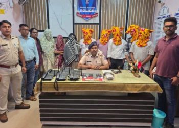 दुर्गापुर में टावर लगाने के नाम पर लाखों की ठगी! 3 युवतियों समेत आठ गिरफ्तार 3 दुर्गापुर में टावर लगाने के नाम पर लाखों की ठगी! 3 युवतियों समेत आठ गिरफ्तार