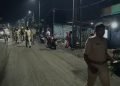 झरिया में शराब दुकान के पास हंगामा, पुलिस जीप पर पथराव, शीशा टूटा
