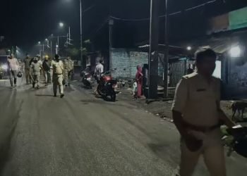 झरिया में शराब दुकान के पास हंगामा, पुलिस जीप पर पथराव, शीशा टूटा