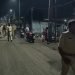 झरिया में शराब दुकान के पास हंगामा, पुलिस जीप पर पथराव, शीशा टूटा
