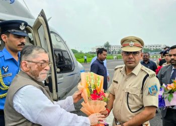 राज्यपाल संतोष गंगवार का धनबाद आगमन, एयरपोर्ट पर गार्ड ऑफ ऑनर