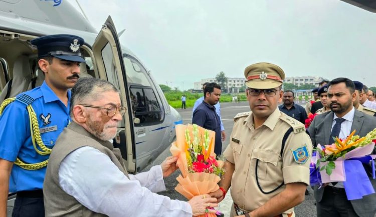 राज्यपाल संतोष गंगवार का धनबाद आगमन, एयरपोर्ट पर गार्ड ऑफ ऑनर