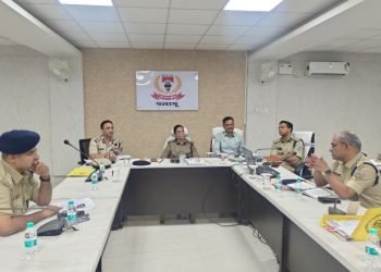पलामू में डीजीपी ने अपराध नियंत्रण और कानून पालन पर की समीक्षा बैठक