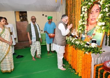 राज्यपाल संतोष गंगवार ने नेमरा पहुंचकर रूपी सोरेन को दी श्रद्धांजलि