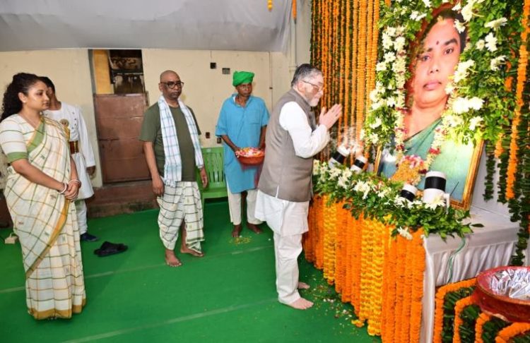 राज्यपाल संतोष गंगवार ने नेमरा पहुंचकर रूपी सोरेन को दी श्रद्धांजलि 1 राज्यपाल संतोष गंगवार ने नेमरा पहुंचकर रूपी सोरेन को दी श्रद्धांजलि