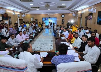स्वास्थ्य मंत्री इरफान अंसारी ने 108 एंबुलेंस कर्मियों से की वार्ता, छठ तक नई एजेंसी बहाल करने की तैयारी 8 इरफान अंसारी ने 108 एंबुलेंस कर्मियों से की वार्ता, छठ तक नई एजेंसी बहाल करने की तैयारी