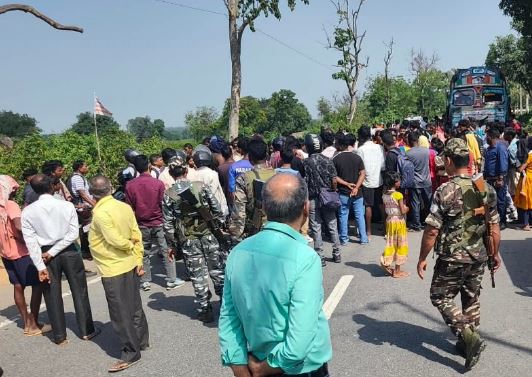 चान्हो में तेज रफ्तार बाइक ने मासूम को कुचला, खलारी-बीजूपाड़ा मार्ग जाम 1 चान्हो में तेज रफ्तार बाइक ने मासूम को कुचला, खलारी-बीजूपाड़ा मार्ग जाम