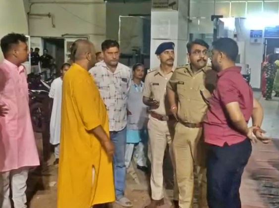 आदित्यपुर के खाऊ गली में वेज रॉल को लेकर विवाद-चाकूबाजी में युवक की मौत, तीन लहुलुहान 1 खाऊ गली में वेज रॉल को लेकर विवाद-चाकूबाजी में युवक की मौत तीन लहुलुहान
