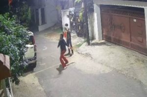 रांची RSS कार्यालय पेट्रोल बम हमले के आरोपियों को कोडरमा में गिरफ्तार करती पुलिस टीम